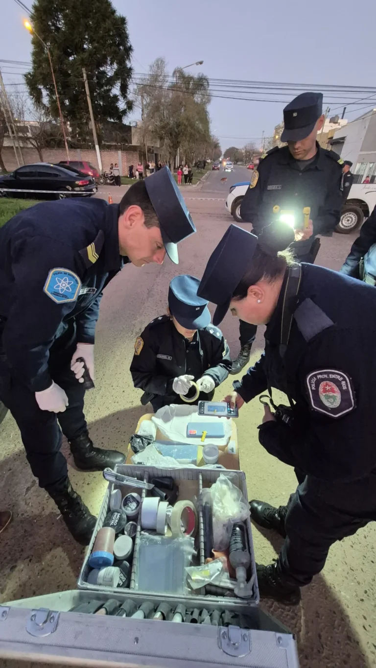 Un motomandado llevaba drogas a un guardiacárcel, la Policía allanó su casa y secuestraron elementos para fraccionar drogas.