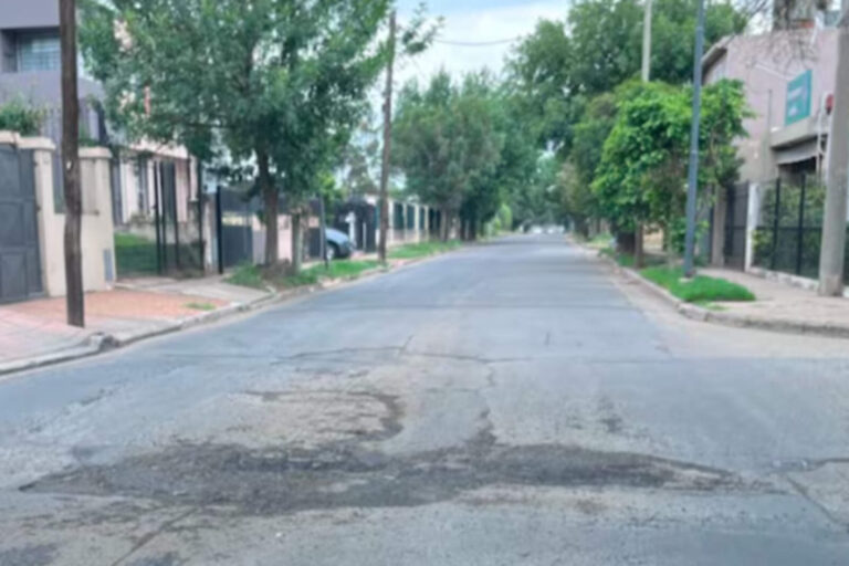 Un nuevo hundimiento vial en Celso Barrios expone la desidia oficial en Córdoba