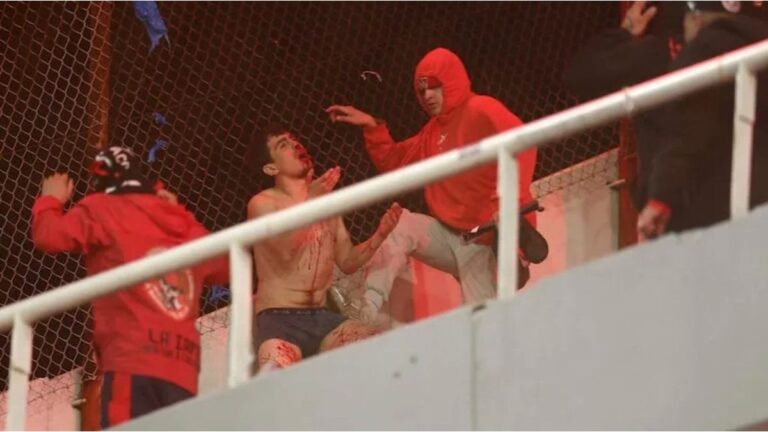 Rompió el silencio el hincha de la U. de Chile que cayó desde la tribuna de Independiente