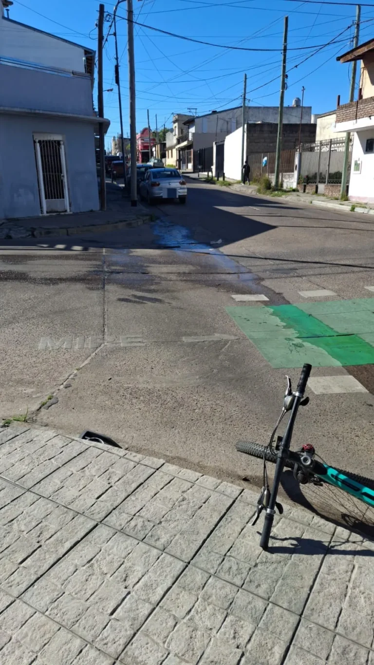 Auto chocó a ciclista trasladado al hospital para su atención.