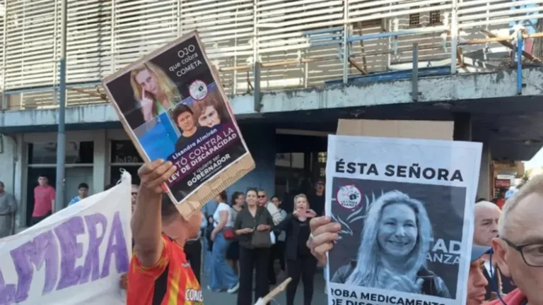 Abuchearon a Karina Milei y Martín Menem en Corrientes: debieron ser evacuados por la policía.
