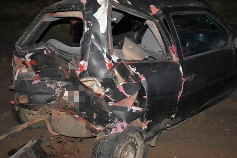 Una camioneta chocó y destrozó a un auto estacionado: un conductor estaba borracho.