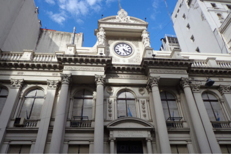 El Gobierno anuncia compras y ventas de dólares en el mercado libre