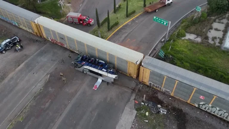 Video impactante: así fue el terrible choque entre un tren y un colectivo que dejó diez muertos en México