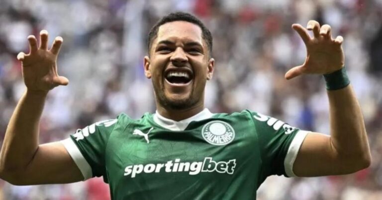 Quién es Vitor Roque, el punta del Palmeiras que llega al Monumental tras un hat-trick