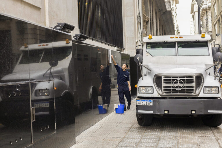 El dólar vuelve a bajar en busca de un nuevo piso