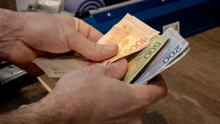 Crisis salarial: 8 de cada 10 argentinos no cubre sus necesidades básicas y el sueldo se les acaba en menos de dos semanas