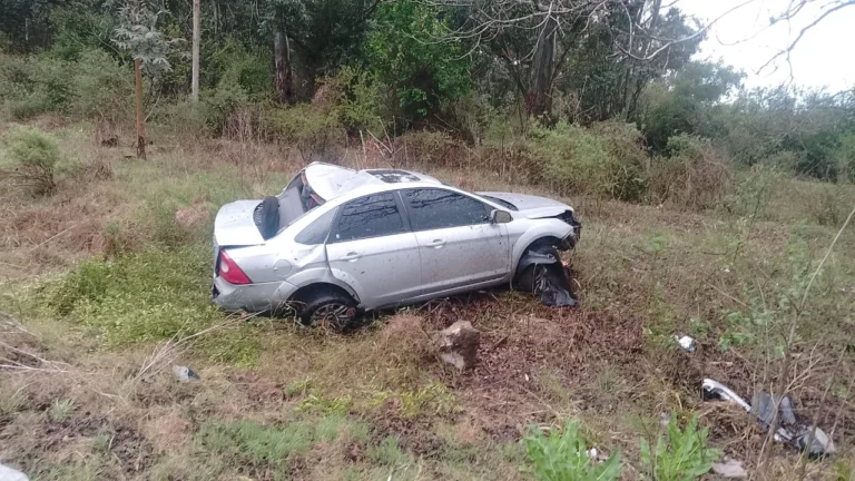 Un auto conducido por un paraguayo despistó por el asfalto mojado y en mal estado de la Autovía Artigas.