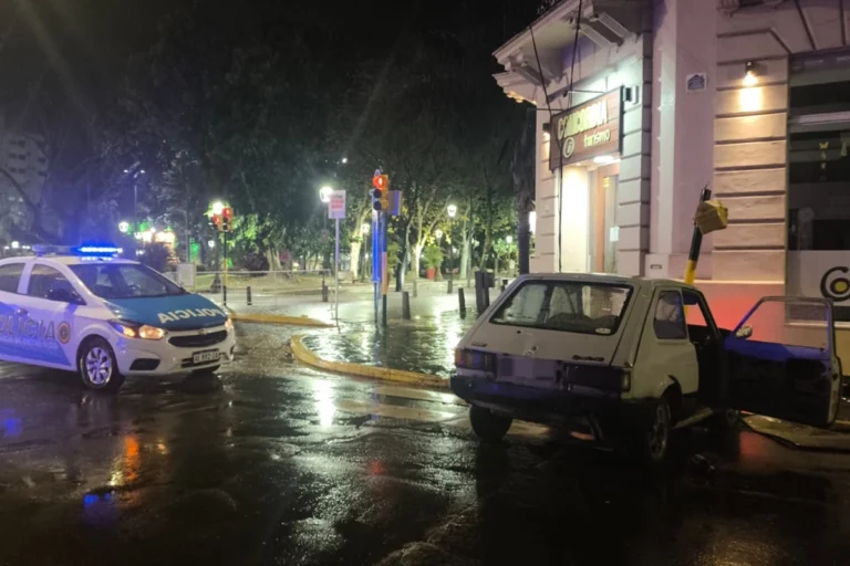 Insólito choque a un semáforo en la esquina de la Departamental de Policía.