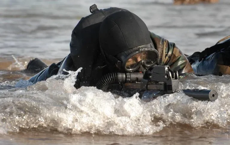 Buzos tácticos de la Policía de Entre Ríos colaboran con Prefectura en la búsqueda del joven que se tiró al río en el ex Frigorífico Yuquerí.