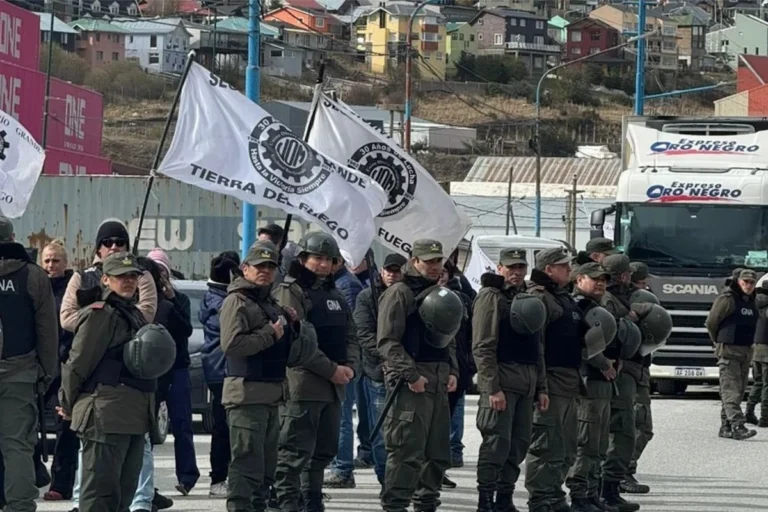 Milei llegó a Tierra del Fuego en medio de marchas opositoras y de un fuerte operativo de seguridad
