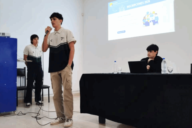 Secundarios desarrollan sistema web para inscripción al ciclo 2026