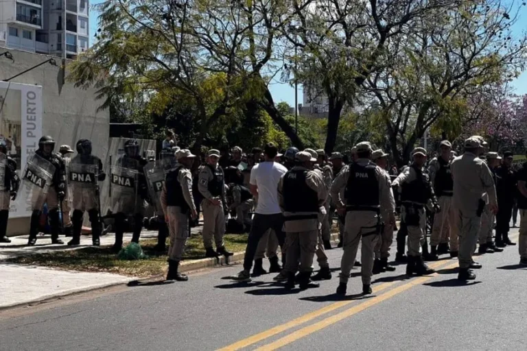 Huevazos a la comitiva presidencial en Santa Fe.