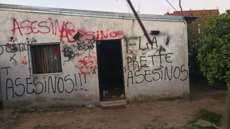 Incendiaron la casa de los imputados por el crimen de Jessica Bravo y hubo protestas en la comisaría