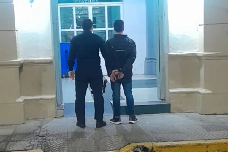 Con hambre: Intentó llevarse dos salames de un supermercado, pero lo vieron por las cámaras