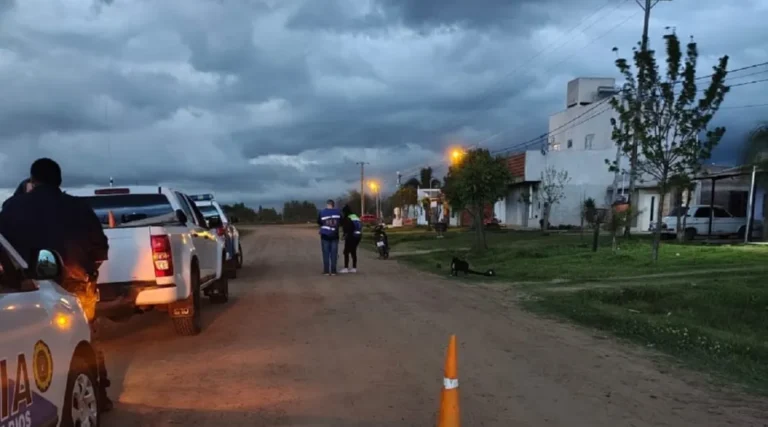 Hospitalizaron a dos jóvenes que cayeron de la moto: no vieron el lomo de burro