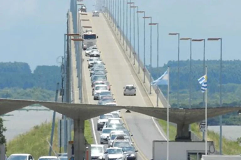 Un economista uruguayo insta a prepararse (otra vez) para una Argentina más barata