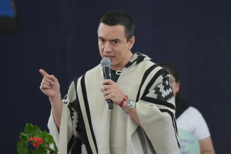 Atacaron al presidente de Ecuador en medio de una protesta indígena