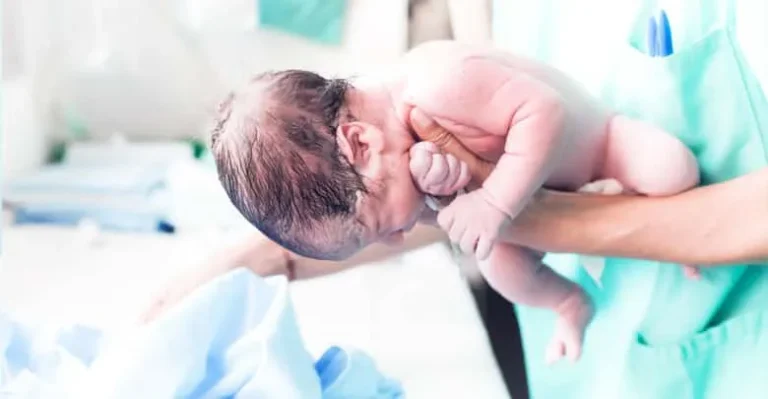 Al final, al médico que negó abortos no lo echaron: lo suspendieron