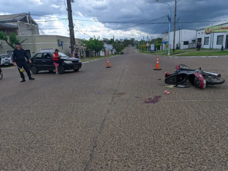 Un hombre de 58 años y su nieto de 13 que se conducían en una moto, heridos en colisión con un auto en Lamadrid y Chabrillón.