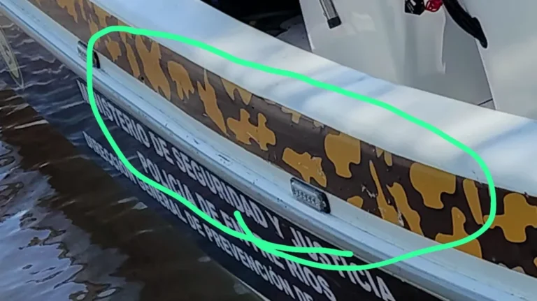 Así quedó la embarcación tras el ataque a balazos contra la Policía de Entre Ríos