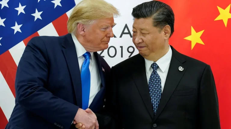 Trump dijo que quiere cerrar un acuerdo comercial con Xi Jinping este mes y afirmó que viajará a China en 2026