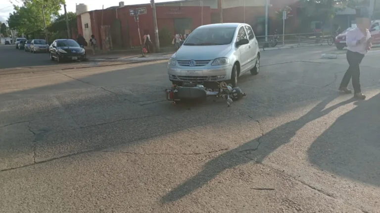 Un motociclista fue hospitalizado tras chocar con un auto en Las Heras y Nogoyá.