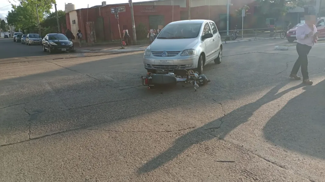 2291155-un-motociclista-fue-hospitalizado-tras-chocar-con-un-auto-en-las-heras-y-nogoya