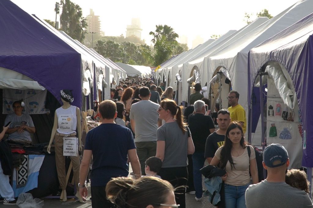 2303064-la-feria-de-artesanos-y-emprendedores-visibilizo-el-trabajo-local-y-un-tradicional-es68fefb63215a5