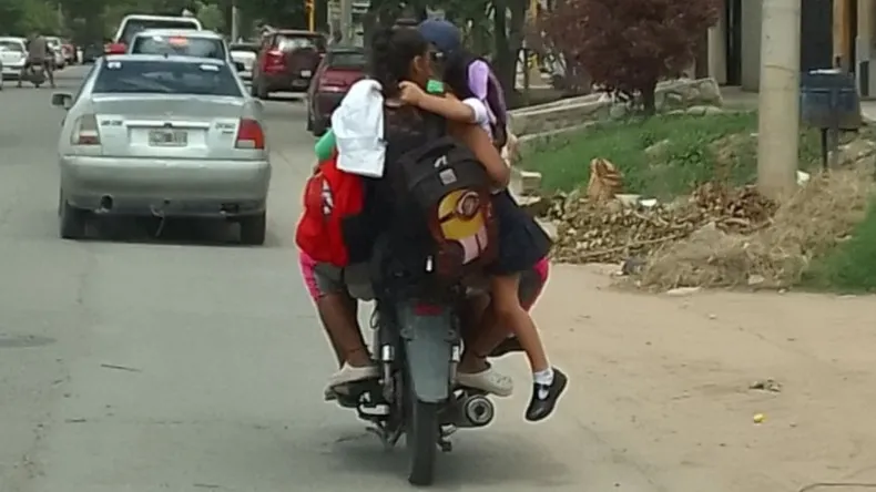 2327735-insolito-accidente-de-transito-transportaban-en-moto-una-nena-de-dos-anos-envuelta-en6904ededd53bf