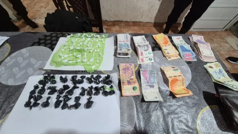 Detienen a cuatro personas por posesión de centenares de cocaína lista para su venta en cebollines.