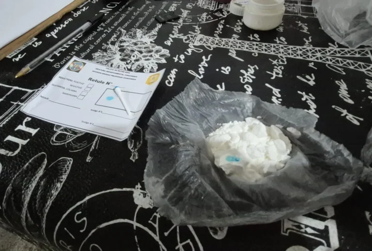 Identifican a ocho ciudadanos y llevan detenidos a dos mujeres por posesión de cocaína con fines de comercialización.