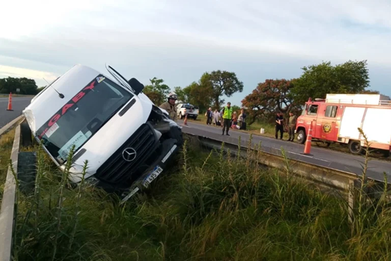Viajaban hacia las termas de Federación, pero en Ceibas sufrieron un accidente