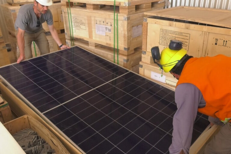 Instalan estructuras fotovoltaicas en el Parque Industrial