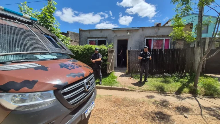 Los arrebatadores de un costoso teléfono celular fueron detenidos  al ser identificados por cámaras de seguridad.