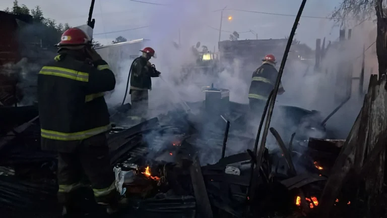 Vivienda de una mujer de 37 años se prendió fuego y las pérdidas fueron totales.