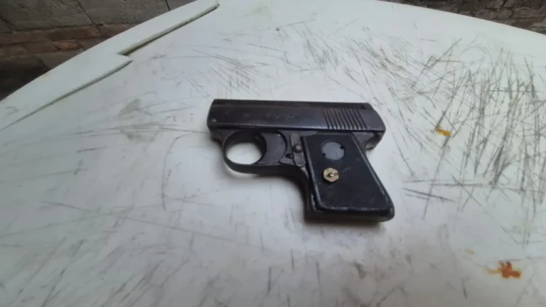 No encontraron las ojotas pero sí una pistola .22 y detuvieron a un PASTOR PISTOLERO.