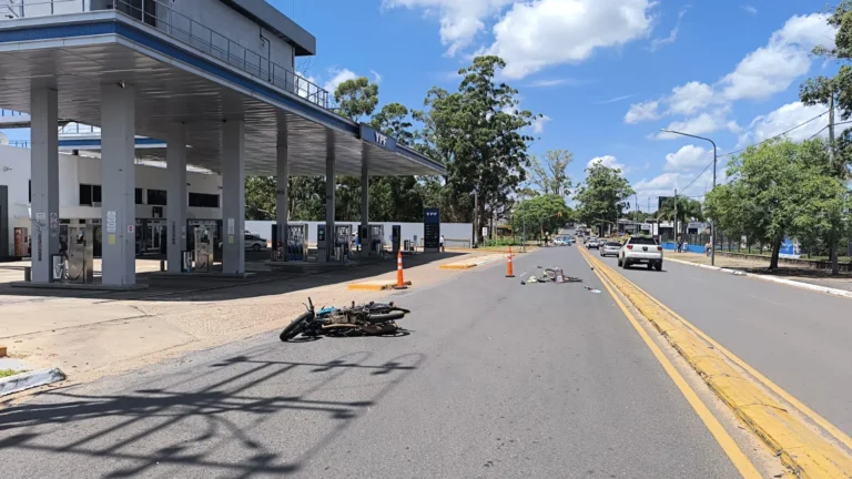 Choque entre moto y bici causaron lesionados en la Avda Eva Perón.