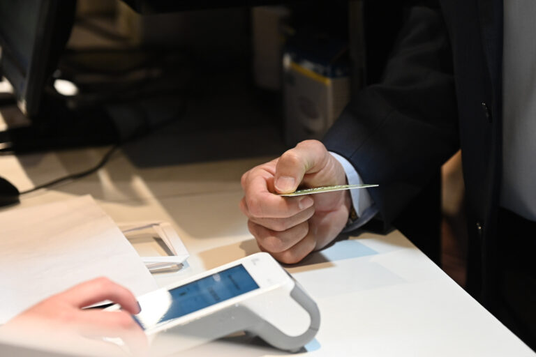 Sidecreer lanzó su nueva tarjeta con un sistema renovado y una red de terminales de pagos y cobros propia