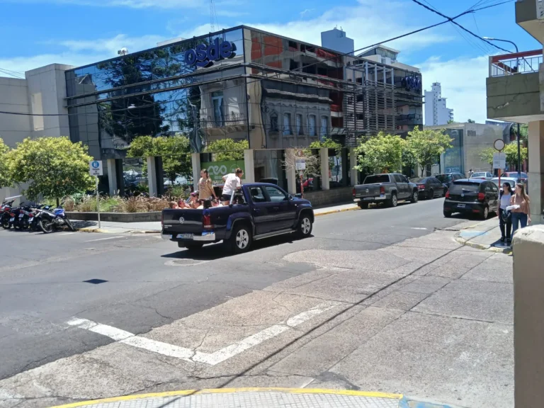 El último día de clases generó la algarabía juvenil y bocinas en caravanas de alumnos por el centro de Concordia.