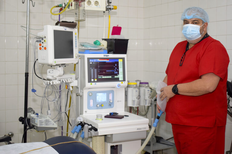 El Hospital San Roque incorporó dos mesas de anestesia para Pediatría y Obstetricia