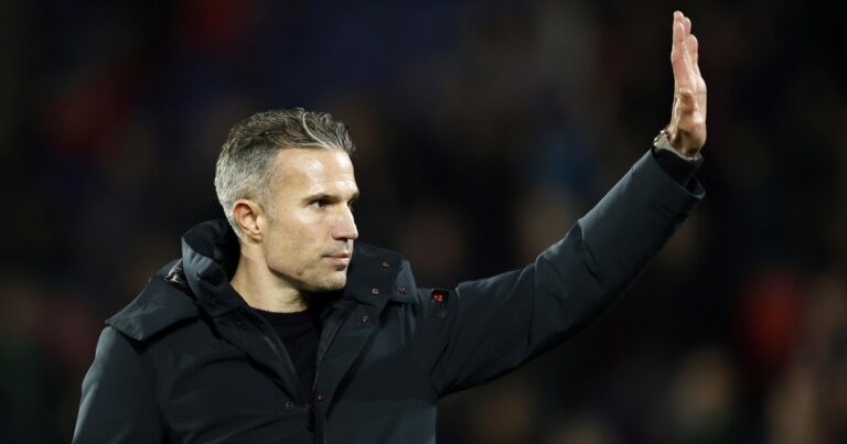 Del cruce con los hinchas a la salida oficial: se termina el ciclo de Van Persie en el Feyenoord