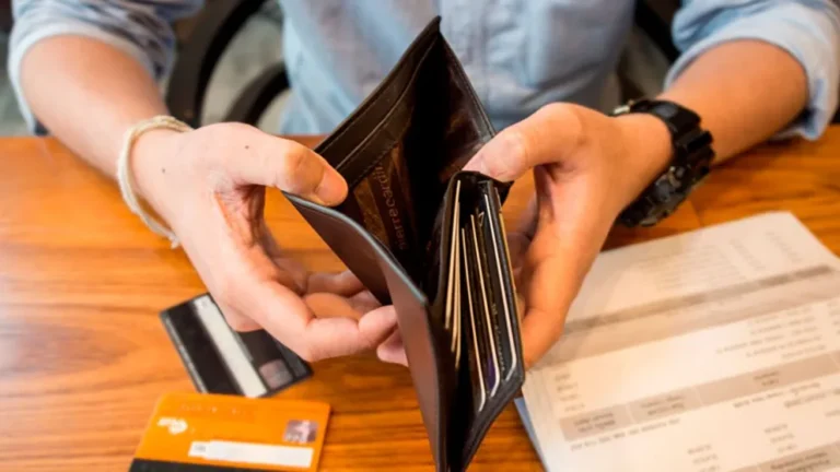 No hay plata: La morosidad de las familias se triplicó en octubre y es la más alta en 15 años