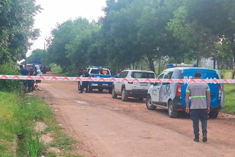 La bala atravesó la puerta y le dio en el pecho a la víctima: el agresor está prófugo