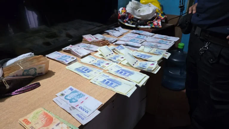 Secuestran una tumbera y 3 millones doscientos mil pesos supuestamente producto del narcomenudeo, se lleva un hombre preso.