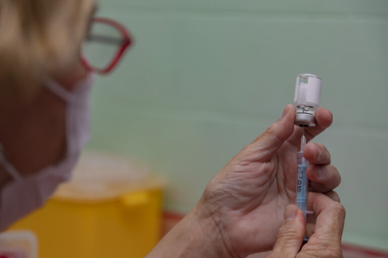 Desde 2026 la segunda dosis de la vacuna triple viral se aplicará a los 15 meses