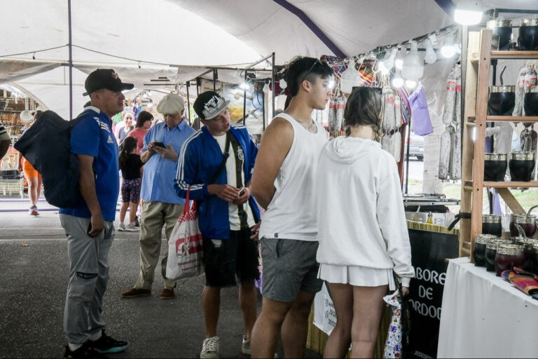 Abrió la Feria Navideña en la Plaza de las Colectividades