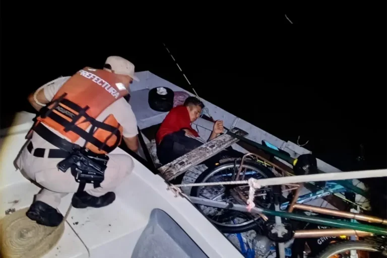 Rescataron a una persona que estaba en una embarcación a la deriva en la costa del Uruguay