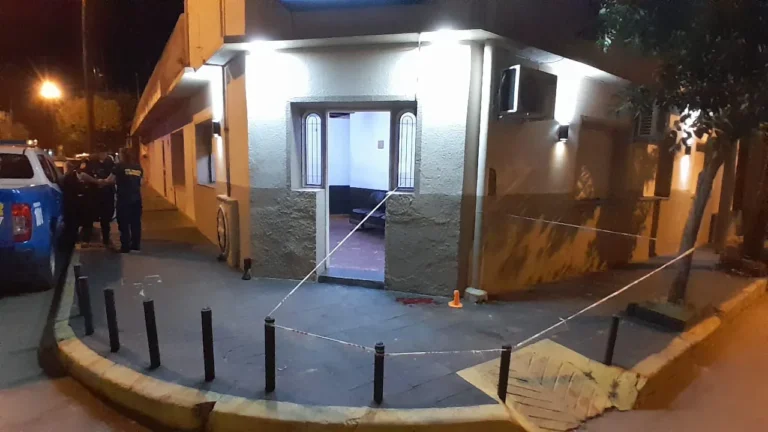 Llegó a la puerta de la comisaría para pedir ayuda tras ser apuñalado