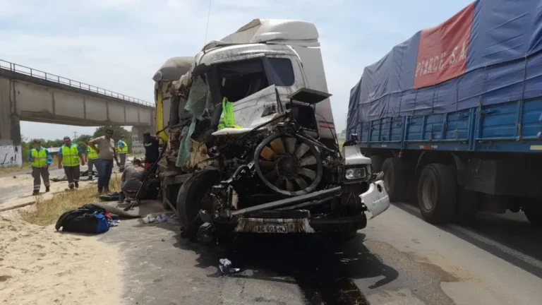 Choque y vuelco de camiones y corte de tránsito en la ruta 12 en Entre Ríos